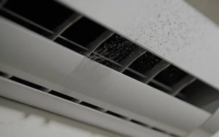 たまにはエアコンの直下から吹き出し口を覗いてみましょう｜エアコンクリーニング専門店みらくる